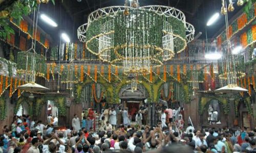 बांके बिहारी मंदिर प्रांगण के खंभे में आया करंट, कई श्रद्धालुओं को लगा झटका