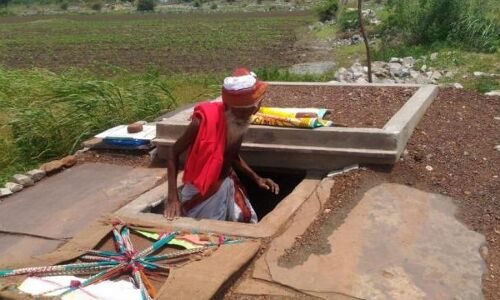 70 साल के बुजुर्ग ने अपनी ही कब्र खोदी, बोले अब नहीं रहना पापियों के देश मे