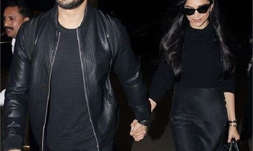 हनीमून के लिए रवाना हुए दीपिका-रणवीर, एयरपोर्ट पर द‍िखा ब्लैक लुक