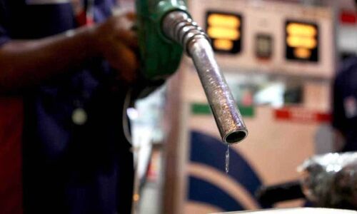 ईंधन के दाम घटाने के लिए टैक्स लगाएगी सरकार