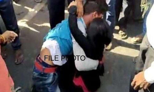 प्रेमी जोड़े को पकड़ खंभे से बांधकर पीटा, अब महिला आयोग ने लिया संज्ञान