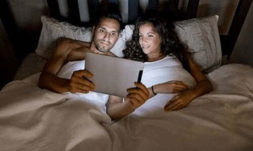 ज्यादा देखते हैं पॉर्न तो नहीं कर पाएंगे सेक्स ज्यादा देखते हैं पॉर्न तो नहीं कर पाएंगे सेक्स