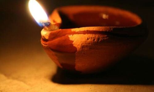 अगर आप भी घर में जलाते हैं दीपक तो जरूर पढ़िये ये खबर, होगा चमत्कारिक लाभ