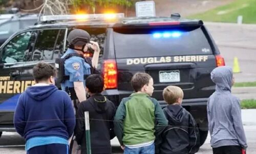 अमेरिका में सार्वजनिक स्थलों पर गोलीबारी की घटनाएं दिनों दिन बढ़ती जा रही अमेरिका में सार्वजनिक स्थलों पर गोलीबारी की घटनाएं दिनों दिन बढ़ती जा रही