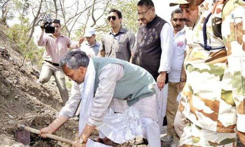 मुख्यमंत्री त्रिवेंद्र सिंह रावत ने कैरवान गांव में पौधा लगाकर शुरू किया ऋषिपर्णा अभियान
