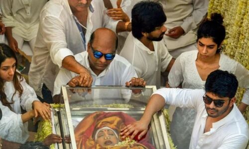 अलविदा: अनंत की चांदनी में लीन हुई श्रीदेवी, पति बोनी कपूर ने दी पार्थिव शरीर को मुखाग्नि