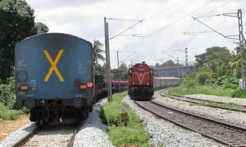 ट्रेन के आखिरी डिब्बे पर क्यों बना होता है क्रॉस का निशान ??