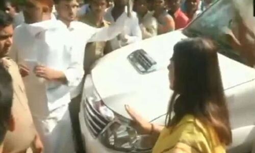 सुल्तानपुर में मेनका और चंद्रभद्र सिंह में बहस, मेनका ने कहा- दबंगई नहीं चलेगी सुल्तानपुर में मेनका और चंद्रभद्र सिंह में बहस, मेनका ने कहा- दबंगई नहीं चलेगी