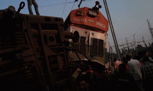 न्‍यू फरक्‍का एक्‍सप्रेस हादसा : हादसे की जगह पर कचरे की तरह बिखरे दिखे डिब्बों के पुर्जे