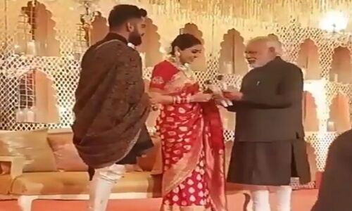 VIDEO: पीएम मोदी से मिला ऐसा तोहफा खिल गए विराट-अनुष्का के चेहरे