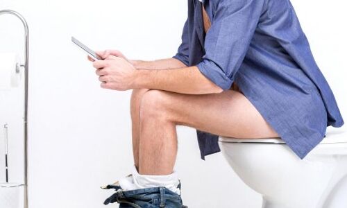 टॉयलेट में घंटों तक बैठकर घंटों मोबाइल पर गेम खेलना पड़ा भारी, बाहर आ गया शरीर का ये अंग । डॉक्टर्स के भी उड़े होश