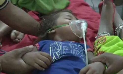 चमकी बुखार से मरने वालों की संख्या 100 हो गई: बिहार चमकी बुखार से मरने वालों की संख्या 100 हो गई: बिहार