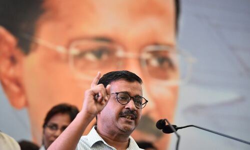 खूब करो साहेब कोशिश हमें मिट्टी में दबाने की- केजरीवाल