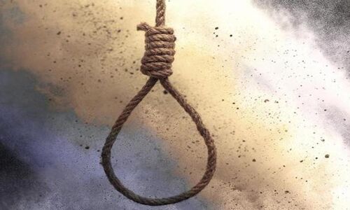 गले में फंदा लगी फोटो दोस्त को भेज की खुदकुशी