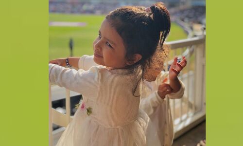 बेस्ट फ्रेंड के इंग्लैंड आते ही खुशी से नाचने लगीं धोनी की लाड़ली, देखे ये VIDEO