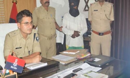 तेजी से जा रही बच्चों से भरी वैन को पुलिस ने रोका, नशे में धुत्त ड्राइवर गिरफ्तार तेजी से जा रही बच्चों से भरी वैन को पुलिस ने रोका, नशे में धुत्त ड्राइवर गिरफ्तार