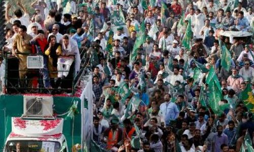 अब्बासी और शाहबाज़ सहित 1500 लोगों पर मामला दर्ज, नवाज़ शरीफ के समर्थन में निकाली थी रैली