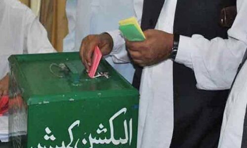 पाकिस्तान चुनाव : तख्तापलट में जुटी सेना, पोलिंग बूथ में जाने से वोटर्स को रोका