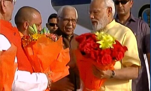लखनऊ एयरपोर्ट पर पीएम मोदी का सीएम योगी ने किया स्वागत, दोनों साथ में पहुंचे मगहर