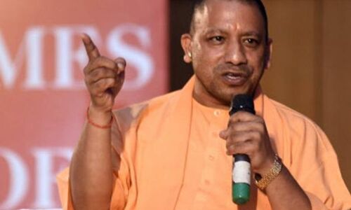 सीएम योगी ने मथुरावासियों को दिया बंदरों से बचने का अनोखा मंत्र