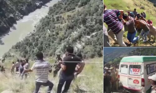 दर्दनाक हादसा: पाकिस्तान में बस सिंधु नदी में गिरी, 18 यात्रियों की मौत दर्दनाक हादसा: पाकिस्तान में बस सिंधु नदी में गिरी, 18 यात्रियों की मौत