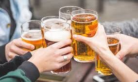 छात्रा ने स्कूल में दे डाली बीयर पार्टी, मस्त हो रही थीं छात्राएं और शिक्षक ने देख लिया, उसके बाद...