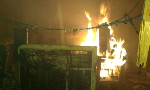 नक्सलियों ने स्टेशन फूंका, दो रेलकर्मियों को किया अगवा