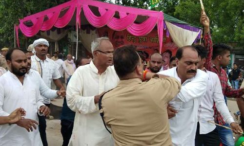 मुगलसराय में हुआ लाठीचार्ज, भीड़ तितर-बितर करने के लिए छोड़े आंसू गैस के गोले