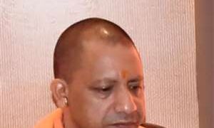 चुनाव बाद लगी मोदी बनाम योगी होर्डिग, एफआइआर