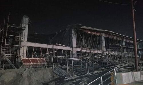 प्रयागराज में कुंभ मेले के लिए बन रही हेलीपोर्ट बिल्डिंग का हिस्सा गिरा