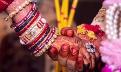 क्यों माता-पिता को पसंद आते हैं NRI दूल्हे? होगी रिसर्च