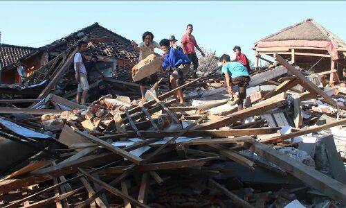 इंडोनेशिया में भूकंप से मरने वालों की संख्या 555 पहुंची इंडोनेशिया में भूकंप से मरने वालों की संख्या 555 पहुंची