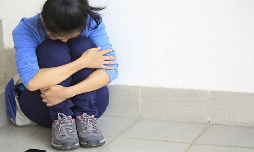 OMG: होमवर्क ना करने की मिली इतनी बड़ी सजा, टीचर ने 14 लड़कियों से करवाया…