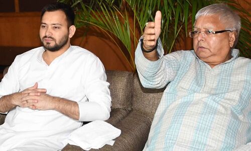 पिता लालू यादव से तेजस्वी ने की मुलाकात, आरजेडी और सीट शेयरिंग पर हुई लंबी बातचीत