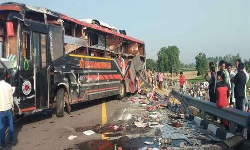 बना बेहद खतरनाक, उन्नाव में बस पलटने से पांच की मौत