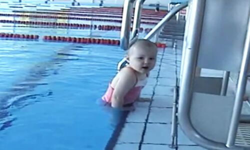 कमाल की स्विमिंग करती है 1 साल की बच्ची,के देख आप भी कहेंगे जलपरी