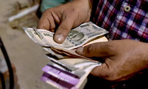 सुधार के बाद डॉलर के मुकाबले फिर गिरा रुपया, 71.79 के रिकॉर्ड स्तर पर पहुंचा