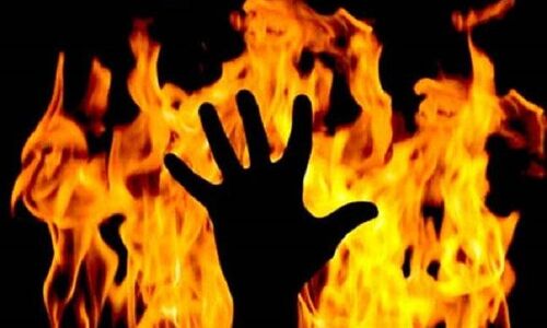 पत्नी ने शराब पीने से किया मना, पति ने घर सहित पत्नी को जिंदा जलाया पत्नी ने शराब पीने से किया मना, पति ने घर सहित पत्नी को जिंदा जलाया