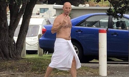 वायरल हो रही PHOTO, शर्टलेस हुआ ये शख्स राष्ट्रपति है या क्रिकेटर?