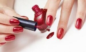 नहीं होंगे नेल्स ख़राब, इस तरह लगाएं परफेक्ट नेल पॉलिश तो