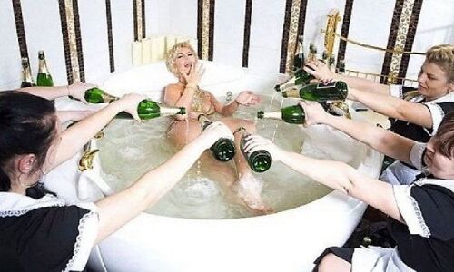 हर रोज नहाने के लिए 1 करोड़ रूपए खर्चा करती है ये महिला हर रोज नहाने के लिए 1 करोड़ रूपए खर्चा करती है ये महिला