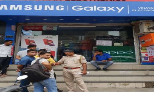 देहरादून: गढ़ी कैंट में मोबाइल शॉप का शटर तोड़कर लाखों की लूट