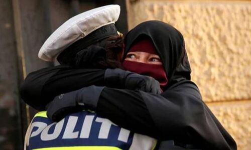 बुर्का पहनी महिला पुलिसकर्मी से मिली गले, फोटो वायरल हुई