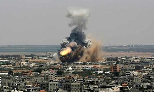 गाजा में इजरायली हवाई हमले, हमास टीवी की इमारत ध्वस्त गाजा में इजरायली हवाई हमले, हमास टीवी की इमारत ध्वस्त