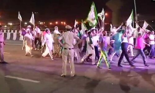 आधी रात के बाद किसानों ने खत्म किया आंदोलन, 15 मांगें में से 7 मांगें हुई पूरी आधी रात के बाद किसानों ने खत्म किया आंदोलन, 15 मांगें में से 7 मांगें हुई पूरी