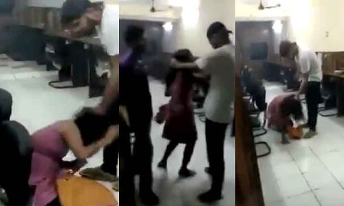 शर्मनाक घटना: लड़की बोलती रही Sorry और लड़का पीटता रहा, कैमरे में कैद हुई तस्वीर