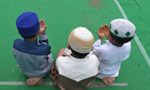 देशभर में धूमधाम से मनाई जा रही है ईद, प्रधानमंत्री और राष्ट्रपति ने दी बधाई