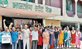 मुजफ्फरपुर-दरभंगा में हड़ताल को लेकर कर्मी कर रहे प्रदर्शन, बैंक भी बाधित