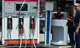 शुक्रवार को ये हैं पेट्रोल और डीजल के दाम, जानें आपके शहर में क्या है भाव शुक्रवार को ये हैं पेट्रोल और डीजल के दाम, जानें आपके शहर में क्या है भाव