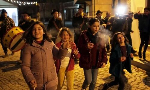 यहां शौक से छोटे-छोटे बच्चों को पिलाई जाती है सिगरेट, वजह जानकर चौंक जाएंगे